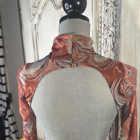 Blanc Swirl Pattern Long Sleeve Open Back Mesh Occassion Dress - Picture 9 of 13